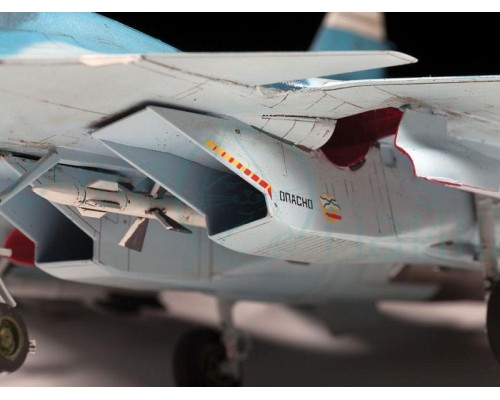 Сборная модель ZVEZDA Российский палубный истребитель Су-33, подарочный набор, 1/72 Сборная модель ZVEZDA Российский палубный истребитель Су-33, подарочный набор, 1/72